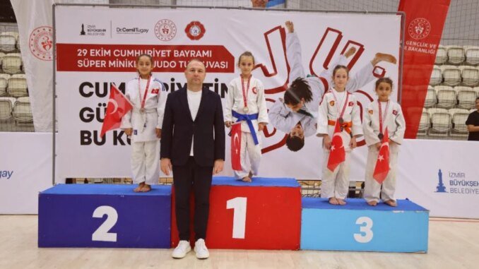 İzmir’de Cumhuriyet Bayramı Turnuvalarında 227 Sporcu Yarıştı - Merhaba İzmir