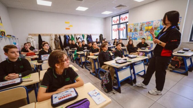 İzmir’de Öğrencilere Deprem Hazırlığı İçin Acil Durum Seti Verildi - Merhaba İzmir